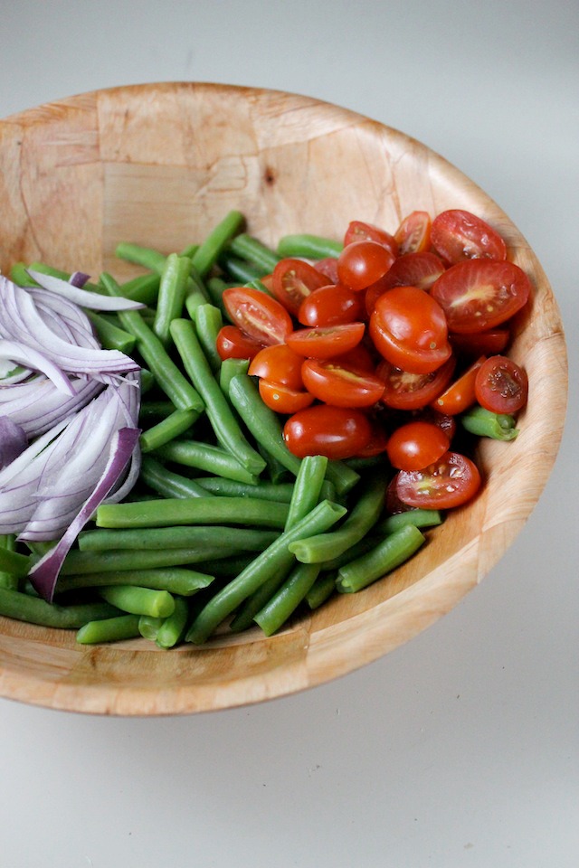 green-bean-salad-tomatoes-red-onion-red-wine-vinaigrette-keys-to-the-cucina-2-1