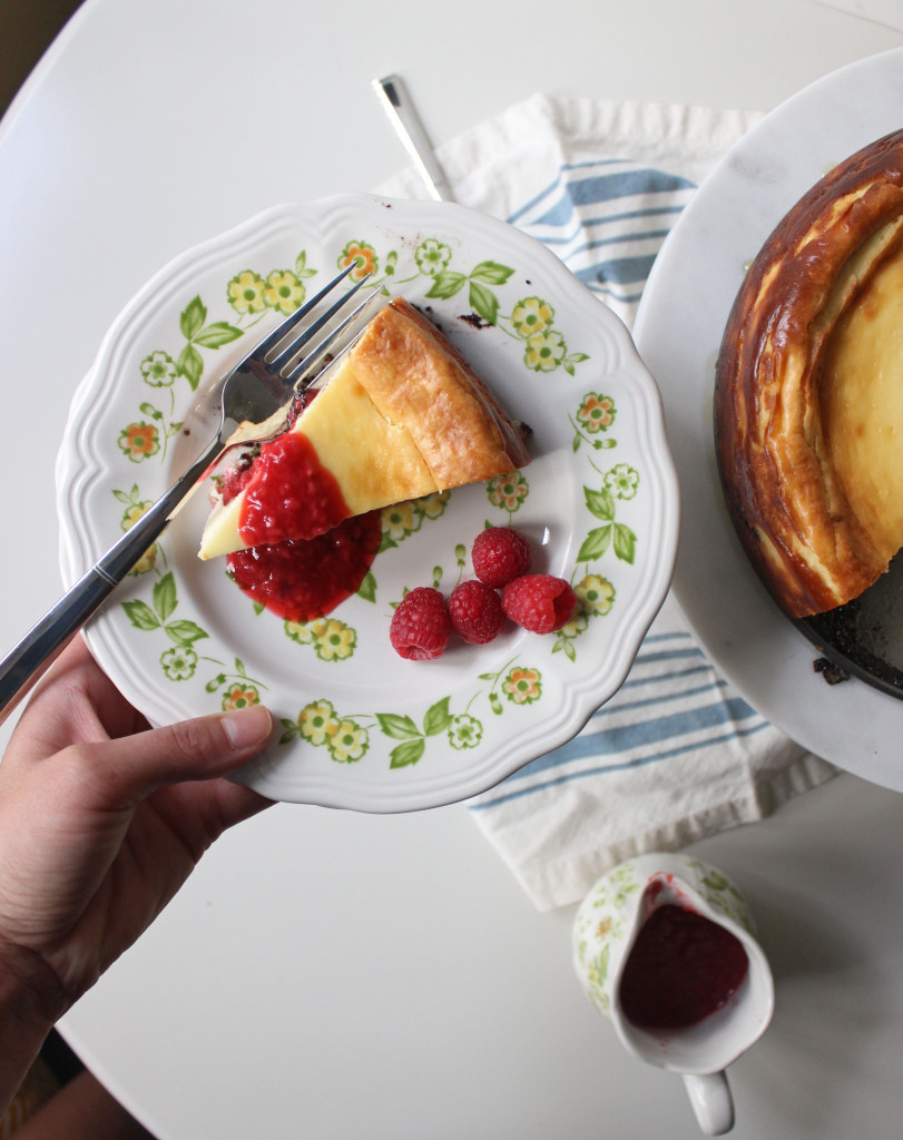 cheesecake oreo crust raspberry sauce www.keystothecucina 6